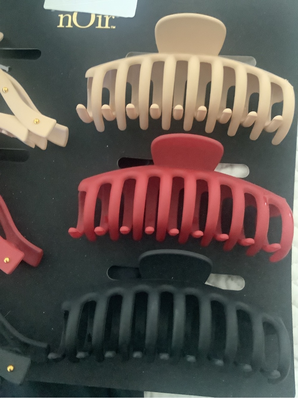 NWT NOIR Assorted Matte Hair Claw Clips Set - Black, Red, Beige - Picture 3 of 3